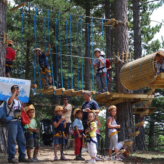 Bambini e famiglie pronti per i percorsi avventura