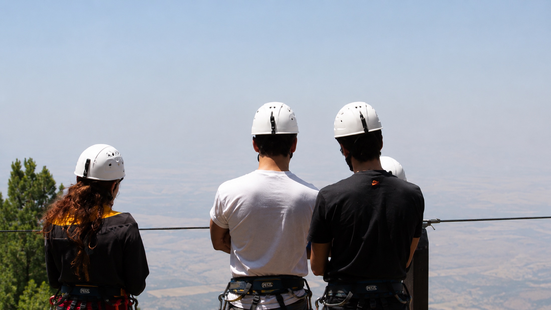 Ospiti con casco affacciati sul paesaggio dell’Etna